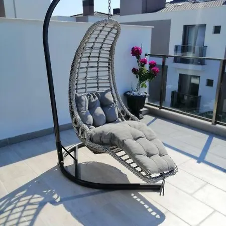 Havuzlu Sitede 2+1 Modern Teras Kati Apartament